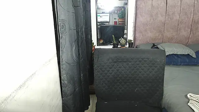 Snapshot of Liza_Thurner chatting on December 19, 12:13 am Liza Thurner online show from December 19, 12:13 am