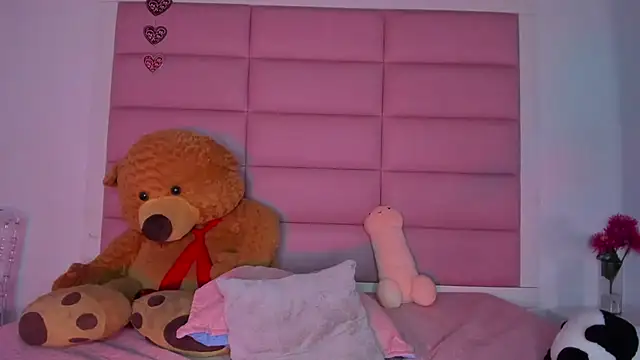 Snapshot of little-Emma chatting on January 6, 6:14 am little-Emma online show from January 6, 6:14 am
