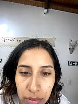 Snapshot of little-Emma chatting on October 3, 2:52 am little-Emma online show from October 3, 2:52 am