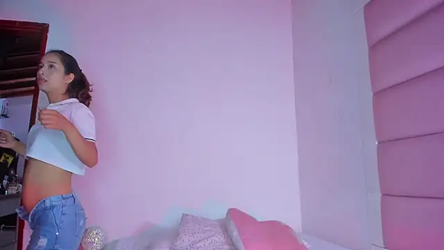 Snapshot of little-Emma chatting on October 4, 3:15 am little-Emma online show from October 4, 3:15 am