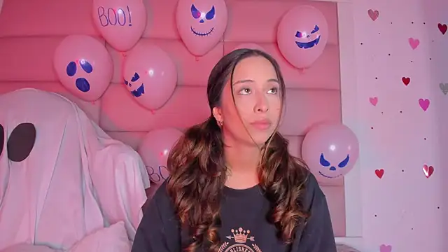 Snapshot of little-Emma chatting on October 13, 12:21 am little-Emma online show from October 13, 12:21 am