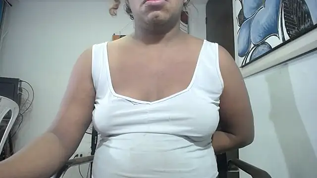 Snapshot of tsbigcock10incock chatting on October 31, 8:04 am tsbigcock10incock online show from October 31, 8:04 am