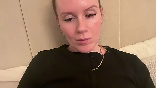 redheadrosie69 online show from November 28, 8:33 pm