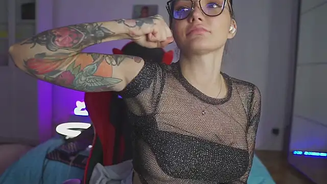 Snapshot of Lady3Holes chatting on December 10, 5:22 pm Lady3Holes online show from December 10, 5:22 pm