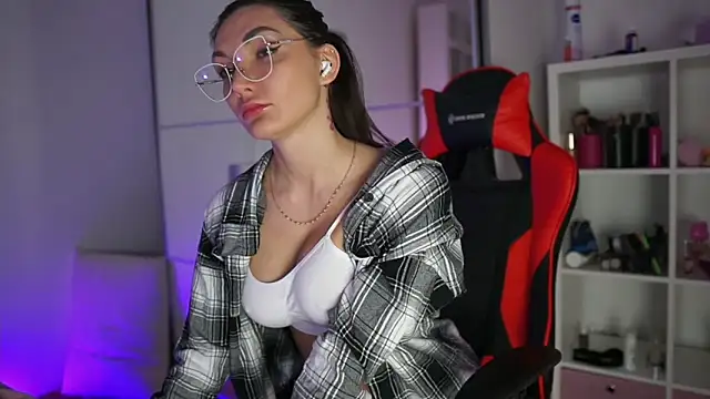 Snapshot of Lady3Holes chatting on February 27, 8:28 am Lady3Holes online show from February 27, 8:28 am