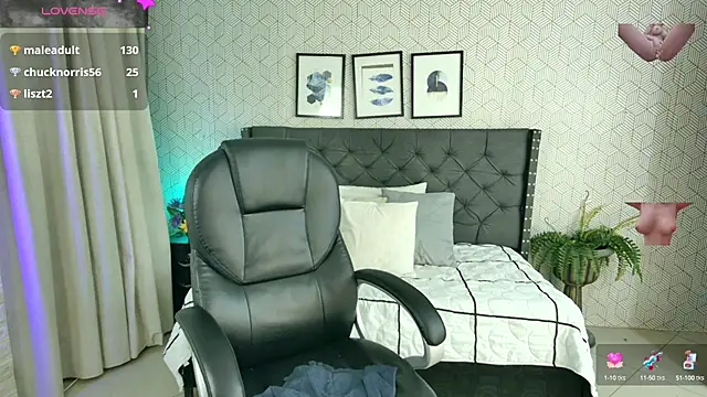 Snapshot of sussy__stone chatting on December 23, 4:17 pm sussy stone online show from December 23, 4:17 pm