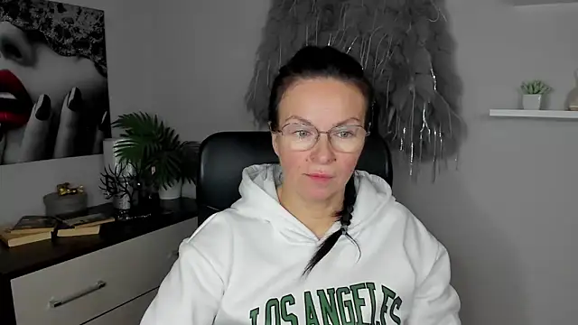 HelenLuxx online show from January 27, 6:41 am