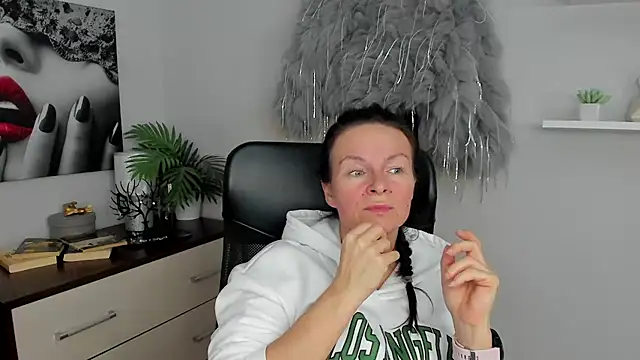 HelenLuxx online show from January 27, 1:09 pm