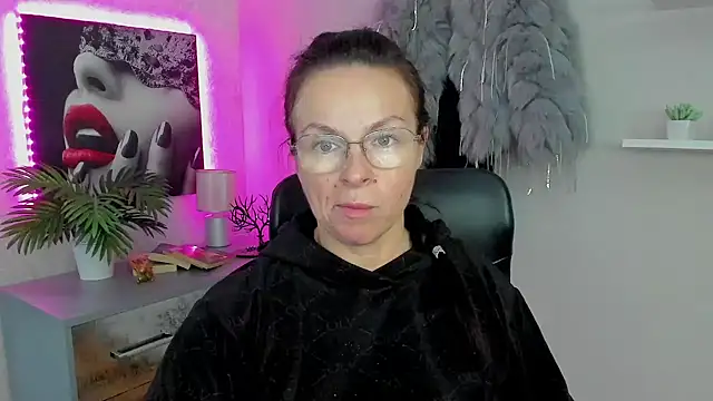 HelenLuxx online show from January 30, 1:31 pm