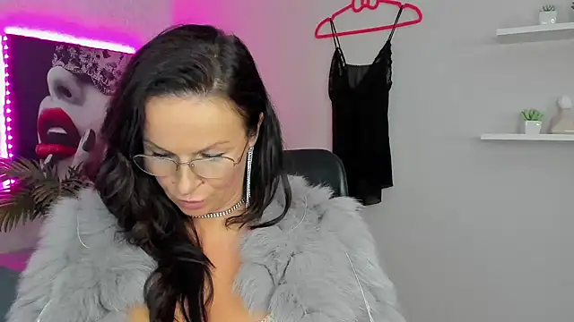 HelenLuxx online show from February 1, 1:51 pm