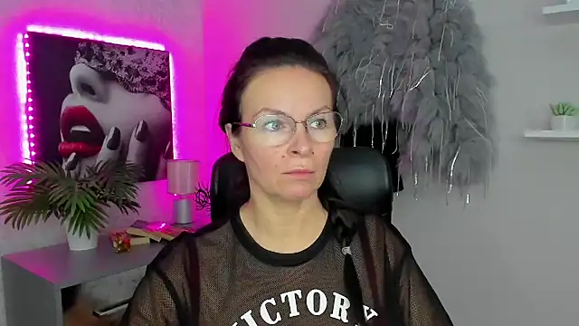 HelenLuxx online show from February 3, 6:45 am