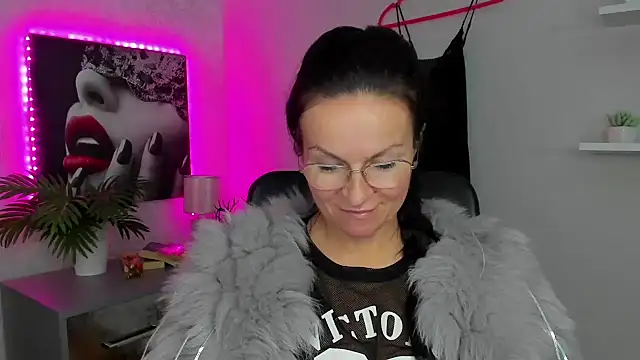 HelenLuxx online show from February 3, 9:52 am