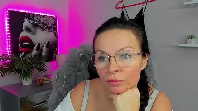 HelenLuxx online show from February 4, 10:21 am