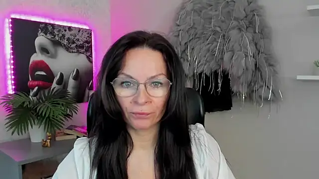 HelenLuxx online show from March 3, 1:42 pm