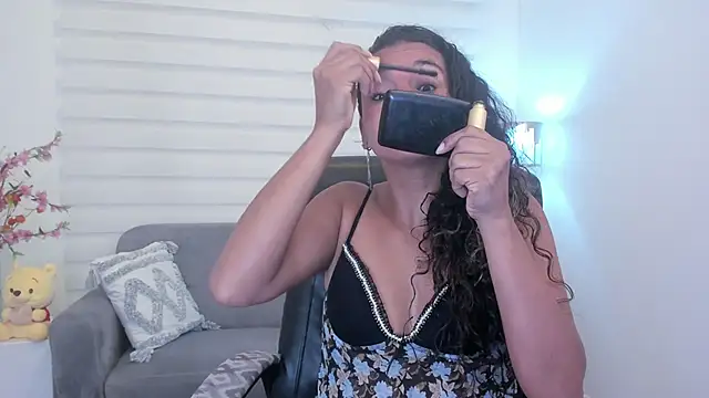 leslyflorez online show from December 14, 12:01 pm