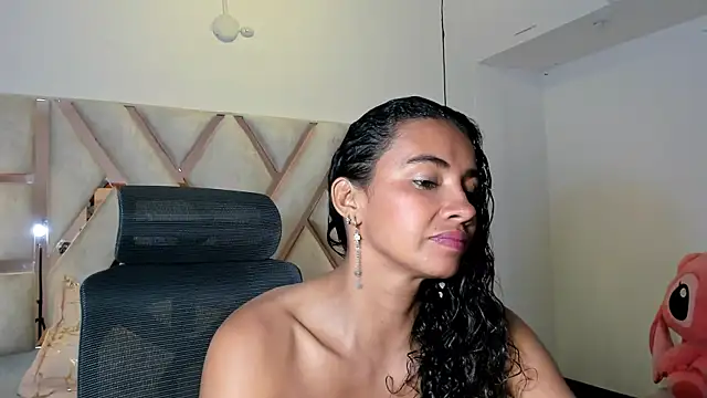 leslyflorez online show from January 15, 12:30 am