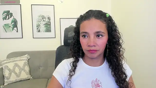 leslyflorez online show from February 26, 9:05 pm