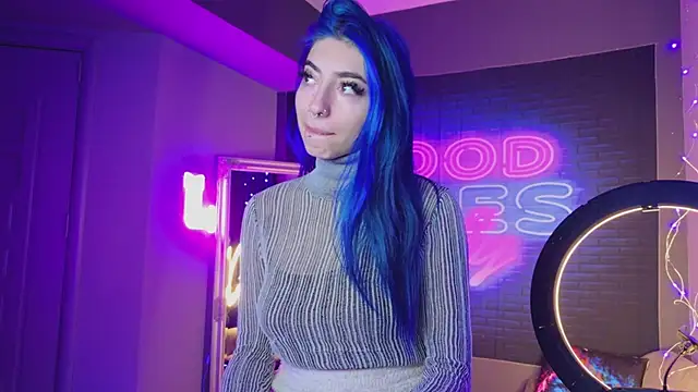 Snapshot of AriaVoss chatting on December 11, 8:18 pm AriaVoss online show from December 11, 8:18 pm