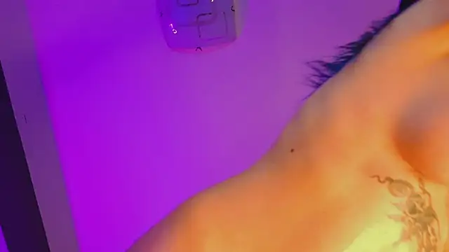 Snapshot of AriaVoss chatting on December 28, 2:43 am AriaVoss online show from December 28, 2:43 am