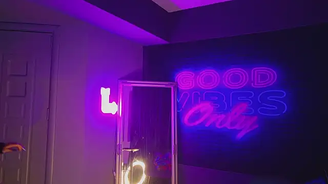 Snapshot of AriaVoss chatting on December 28, 8:36 pm AriaVoss online show from December 28, 8:36 pm