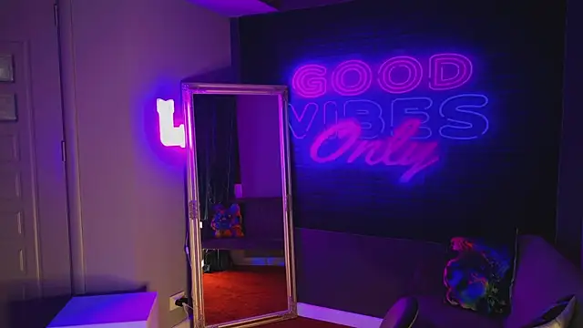 Snapshot of AriaVoss chatting on December 29, 11:29 pm AriaVoss online show from December 29, 11:29 pm