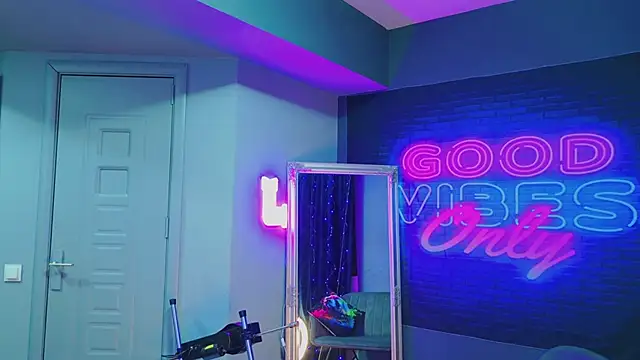 Snapshot of AriaVoss chatting on January 13, 8:37 pm AriaVoss online show from January 13, 8:37 pm