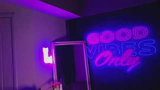 Snapshot of AriaVoss chatting on January 22, 8:28 pm AriaVoss online show from January 22, 8:28 pm