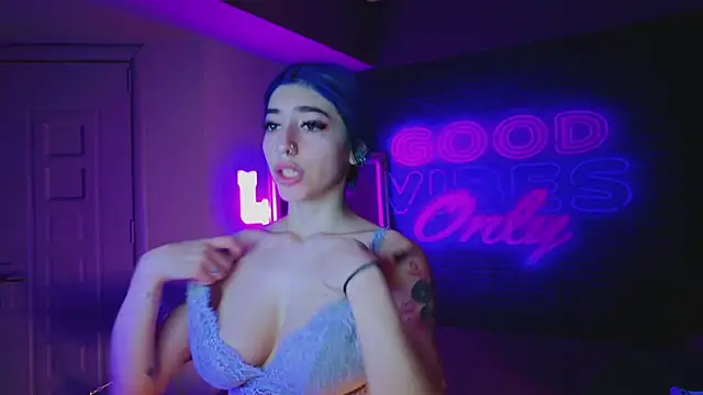 Snapshot of AriaVoss chatting on January 30, 8:42 pm AriaVoss online show from January 30, 8:42 pm