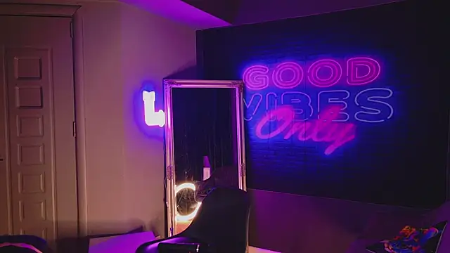 Snapshot of AriaVoss chatting on February 10, 9:36 pm AriaVoss online show from February 10, 9:36 pm