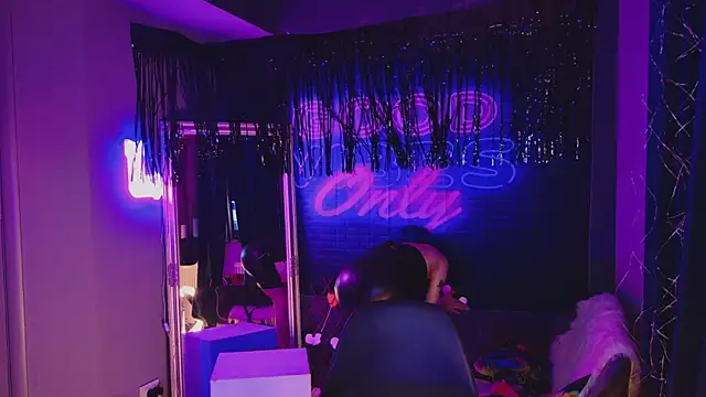 Snapshot of AriaVoss chatting on February 13, 8:24 pm AriaVoss online show from February 13, 8:24 pm