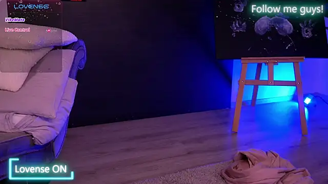 Snapshot of AriaVoss chatting on October 5, 8:18 pm AriaVoss online show from October 5, 8:18 pm