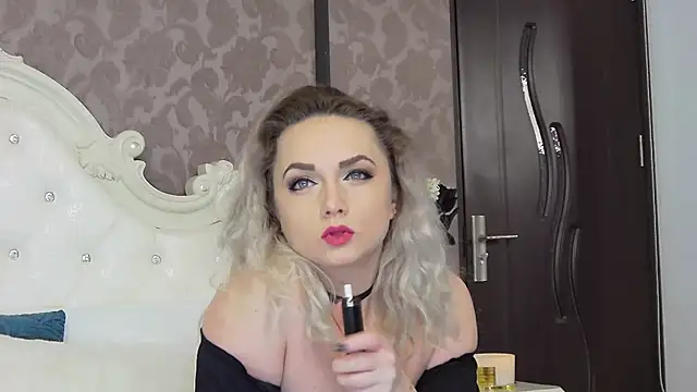 Snapshot of EllianaReese chatting on February 12, 2:35 am EllianaReese online show from February 12, 2:35 am