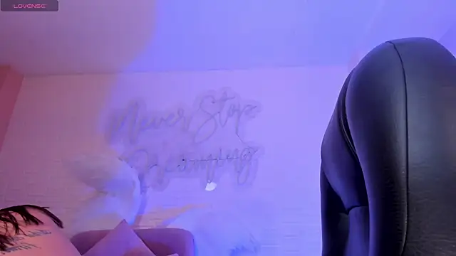 Snapshot of AllyJensen chatting on February 9, 9:05 am AllyJensen online show from February 9, 9:05 am