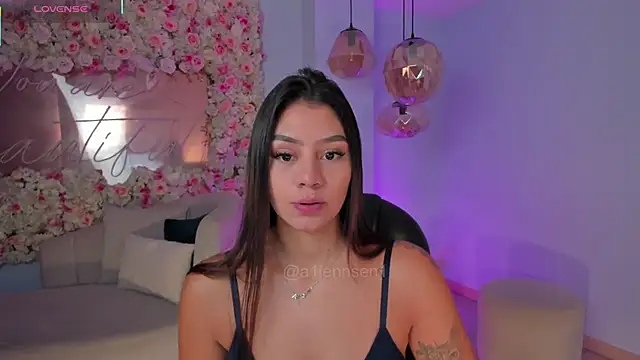 Snapshot of AllyJensen chatting on November 18, 10:31 am AllyJensen online show from November 18, 10:31 am