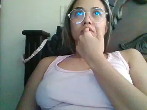 Snapshot of trianabell chatting on January 17, 6:23 pm trianabell online show from January 17, 6:23 pm