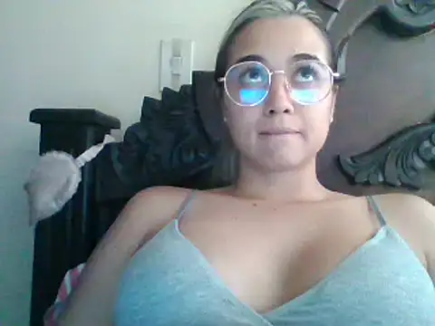 Snapshot of trianabell chatting on February 10, 5:19 pm trianabell online show from February 10, 5:19 pm