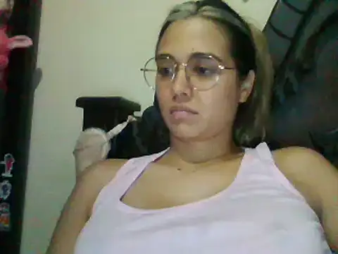 Snapshot of trianabell chatting on February 11, 12:49 am trianabell online show from February 11, 12:49 am