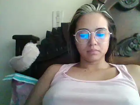 Snapshot of trianabell chatting on February 11, 3:51 pm trianabell online show from February 11, 3:51 pm