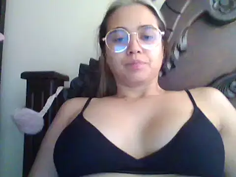 Snapshot of trianabell chatting on February 14, 5:03 pm trianabell online show from February 14, 5:03 pm