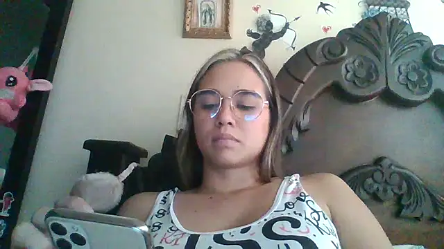 Snapshot of trianabell chatting on February 21, 6:48 pm trianabell online show from February 21, 6:48 pm