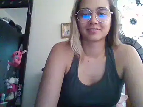 Snapshot of trianabell chatting on February 25, 7:25 pm trianabell online show from February 25, 7:25 pm