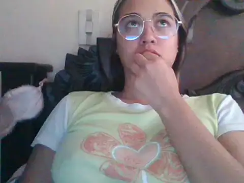 Snapshot of trianabell chatting on March 9, 3:49 pm trianabell online show from March 9, 3:49 pm