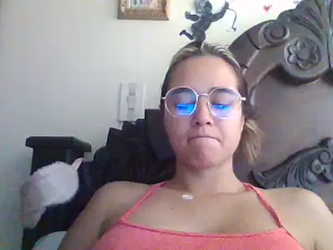 Snapshot of trianabell chatting on March 17, 4:33 pm trianabell online show from March 17, 4:33 pm