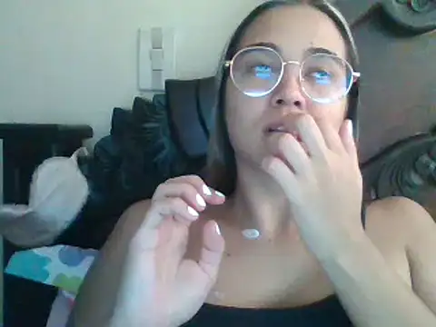 Snapshot of trianabell chatting on March 18, 4:59 pm trianabell online show from March 18, 4:59 pm