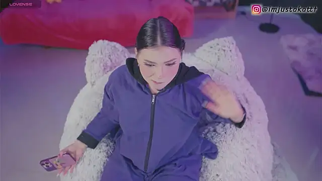 Snapshot of sensualkattt chatting on November 6, 1:23 pm sensualkattt online show from November 6, 1:23 pm