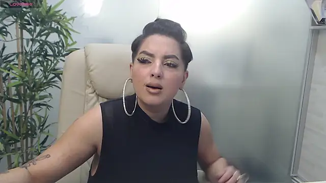 BustyAllyy online show from February 25, 11:00 pm