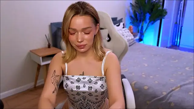 Lily Yin online show from December 19, 5:36 am