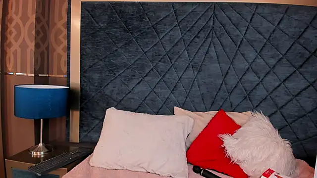 Snapshot of AdelaineBest chatting on February 4, 10:32 am AdelaineBest online show from February 4, 10:32 am