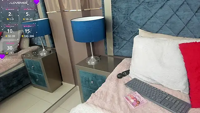 Snapshot of AdelaineBest chatting on February 8, 3:52 am AdelaineBest online show from February 8, 3:52 am