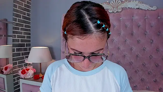 Snapshot of AdelaineBest chatting on March 1, 8:13 am AdelaineBest online show from March 1, 8:13 am